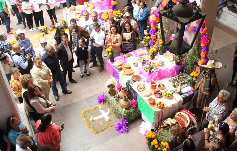 Adultos mayores participan en concurso de altar de muertos