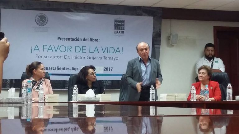 Entrega del  libro A favor de la vida