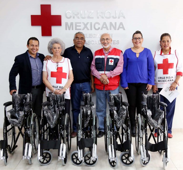 Donan sillas de ruedas a la Cruz Roja
