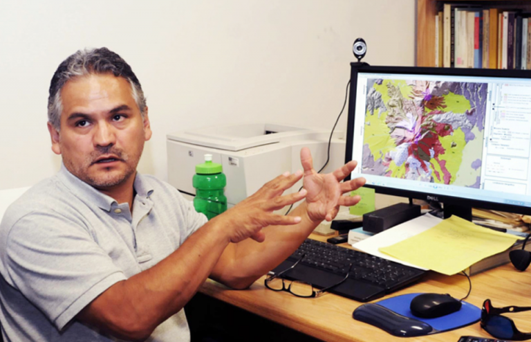 Recibe José Luis Macías medalla de la Academia Internacional de Vulcanología