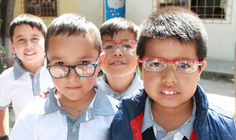 Entregan anteojos a alumnos de primarias