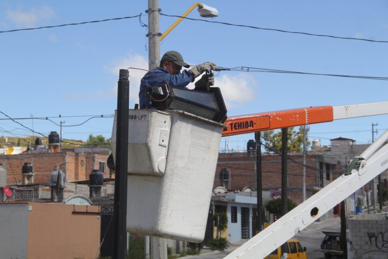 Sustituyen lámparas por luz blanca al interior de un parque