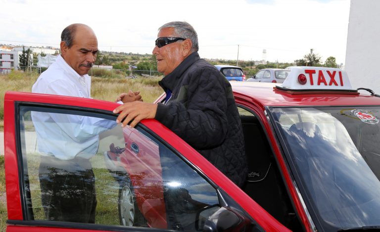 Continúa el servicio de transporte en taxis a personas con discapacidad