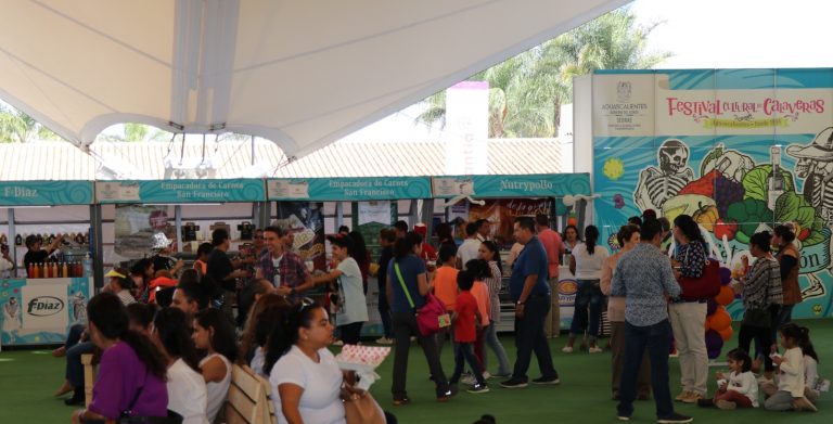 Expositores agroindustriales presentan productos en pabellón del Festival de las Calaveras