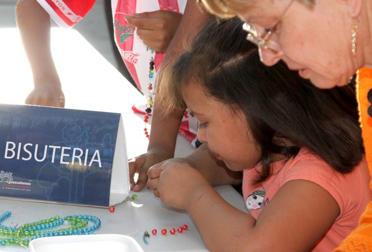 Buscan fortalecer la economía familiar con bisutería