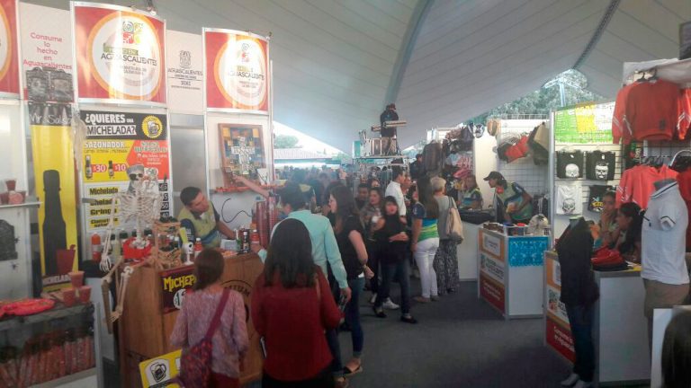 Empresas locales presentan sus productos en el Festival de Calaveras
