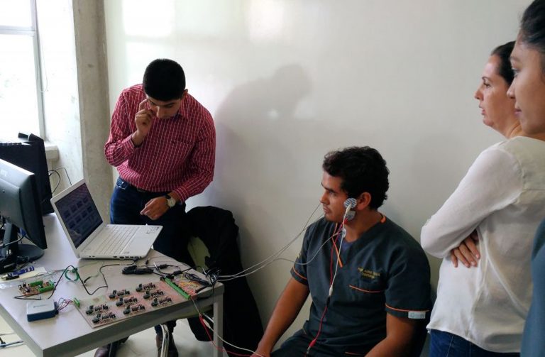 Alumnos de la UAA realizan prácticas para desarrollar proyectos científicos y tecnológicos