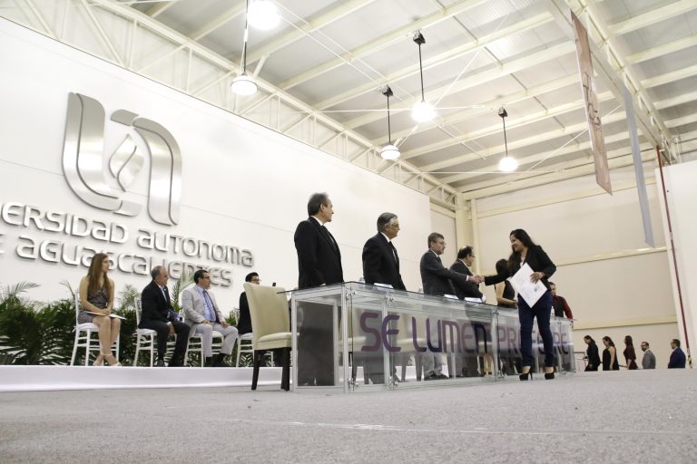 Reciben su título más de mil 300 egresados de la UAA