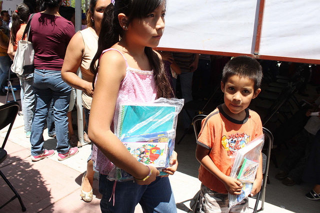 Entregan 3,387 paquetes de útiles escolares en el estado