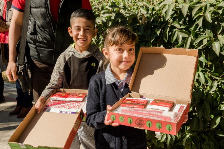 El Llano y Asientos reciben paquetes de útiles escolares