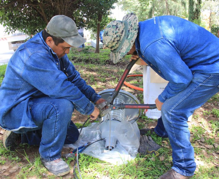 Reponen luminarias afectadas por vandalismo