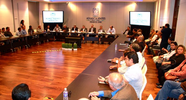 Instalan mesa de diálogo con trabajadores del Cecytea