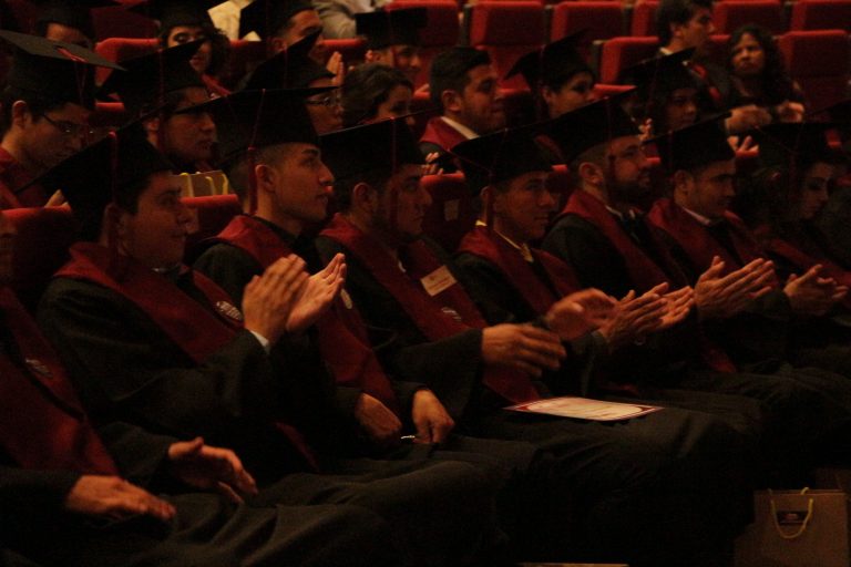 Se gradúa la segunda generación de ingenieros bilingües del país