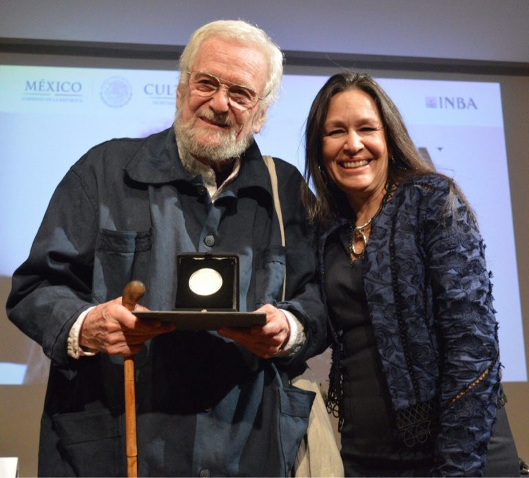 Alan Glass fue galardonado con  la Medalla Bellas Artes