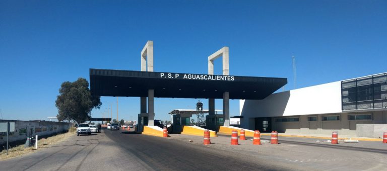 Continúa construcción de la puerta de seguridad oriente