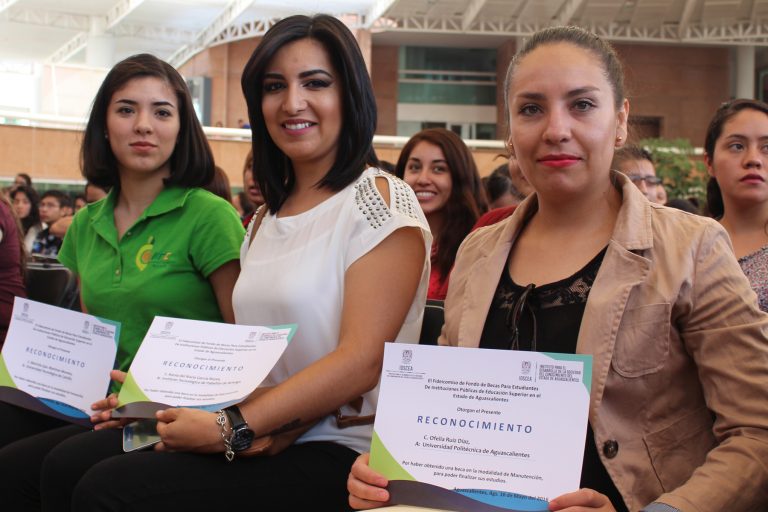 Estudiantes universitarios reciben más de 10 mdp en becas