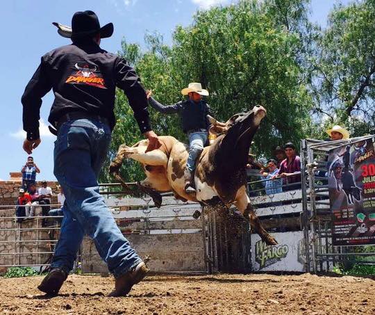 Espectáculo de rodeo apoya a lucha contra el cáncer de mama