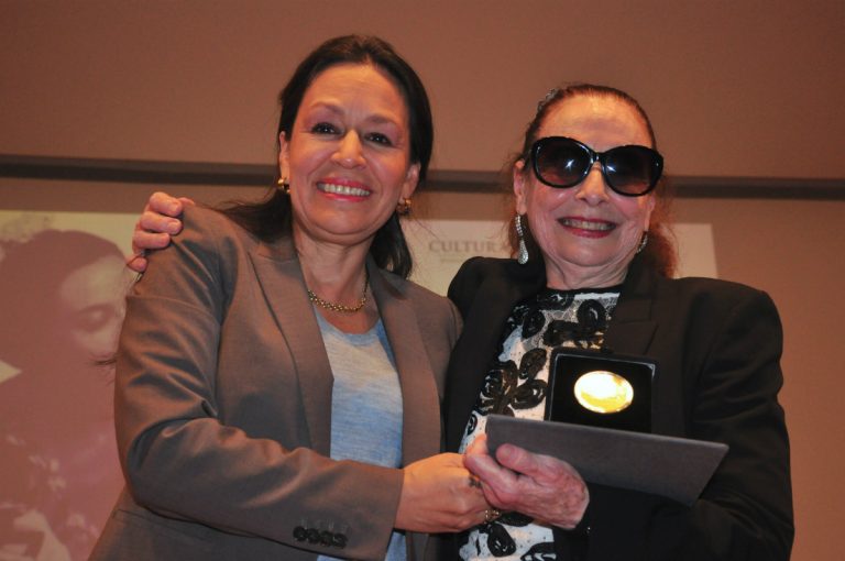 Entregan la Medalla Bellas Artes a la “sacerdotisa del baile español”