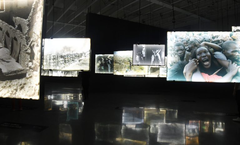 Upfront, exposición que presenta las escenas de la guerra y la violencia, a través del fotoperiodismo