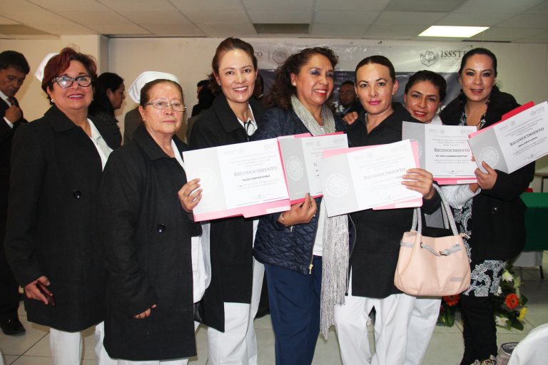 Reconocen a trabajadores del Issste por antigüedad