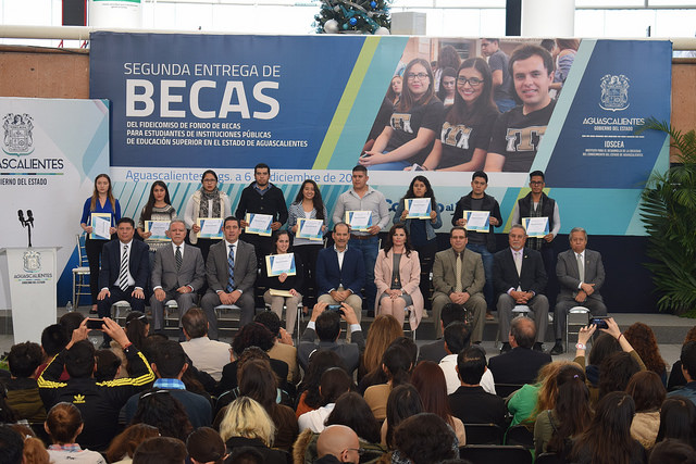 Entregan 10 millones de pesos en becas a estudiantes de educación superior