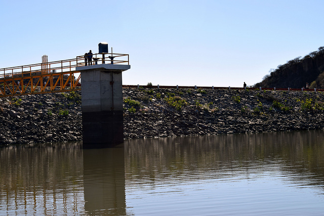 Supervisan obras de construcción de bordos para la captación de agua en el campo