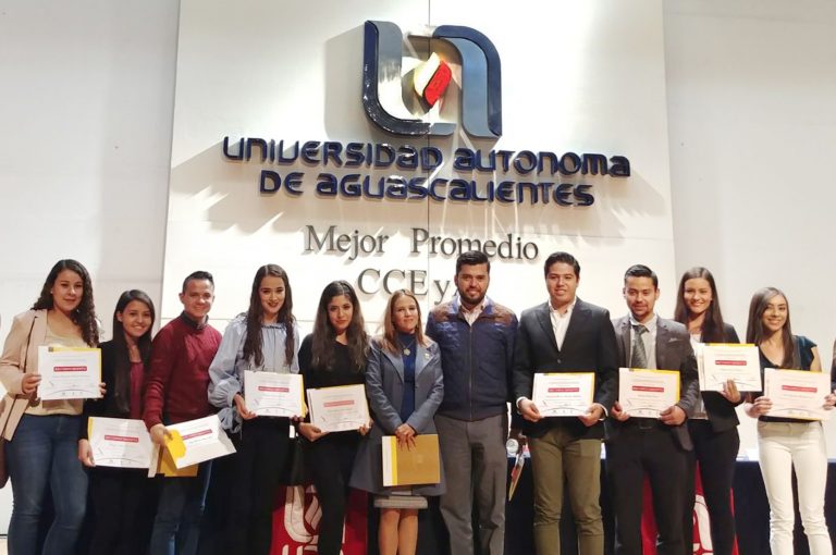 UAA reconoce altos promedios de 140 estudiantes del Centro de Ciencias Económicas y Administrativas