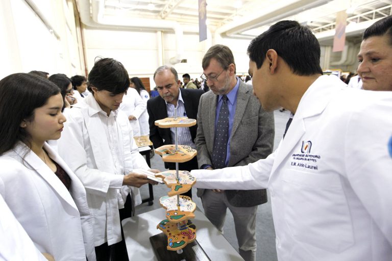 Más de 300 estudiantes de la UAA presentan trabajos en muestra de carteles morfológicos