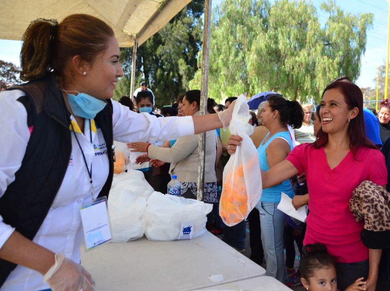 Reparten pollos en colonias del municipio