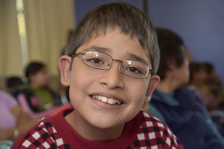 Niños reciben más de 100 lentes gratuitos