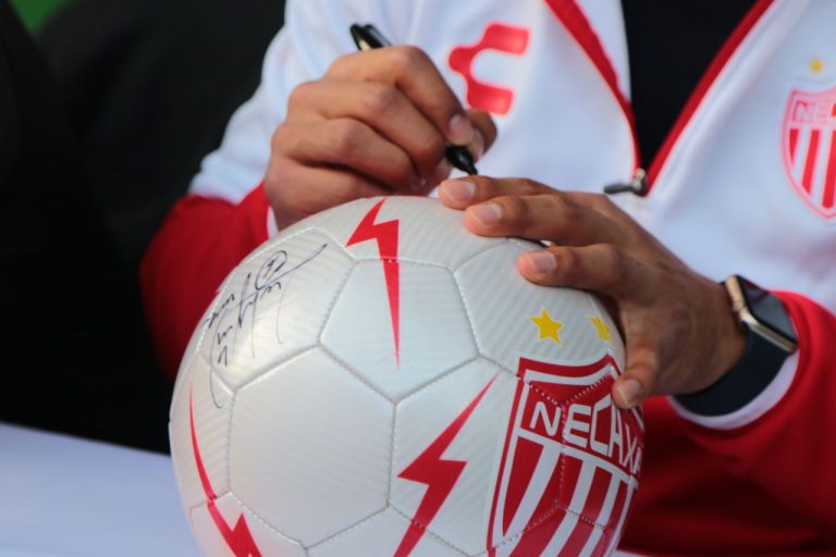 Jugadores del Necaxa realizan firma de autógrafos