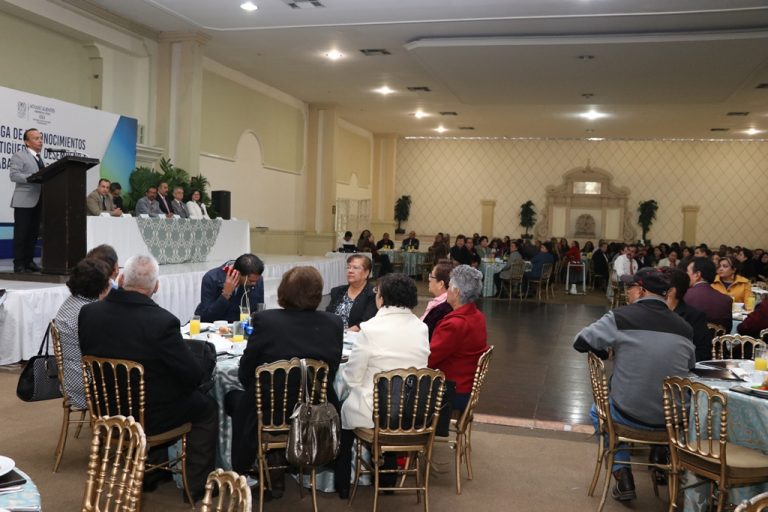 Entregan reconocimientos a personal de salud