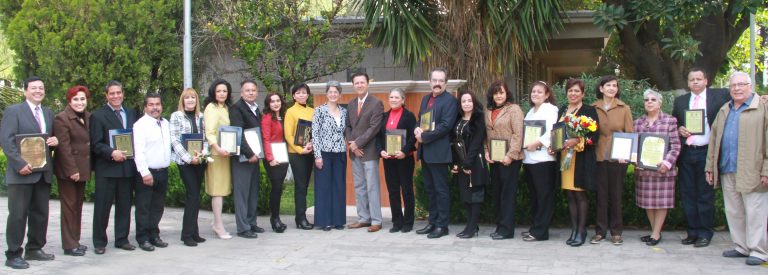 Maestros y personal de la Escuela Normal recibieron reconocimiento por años de servicio