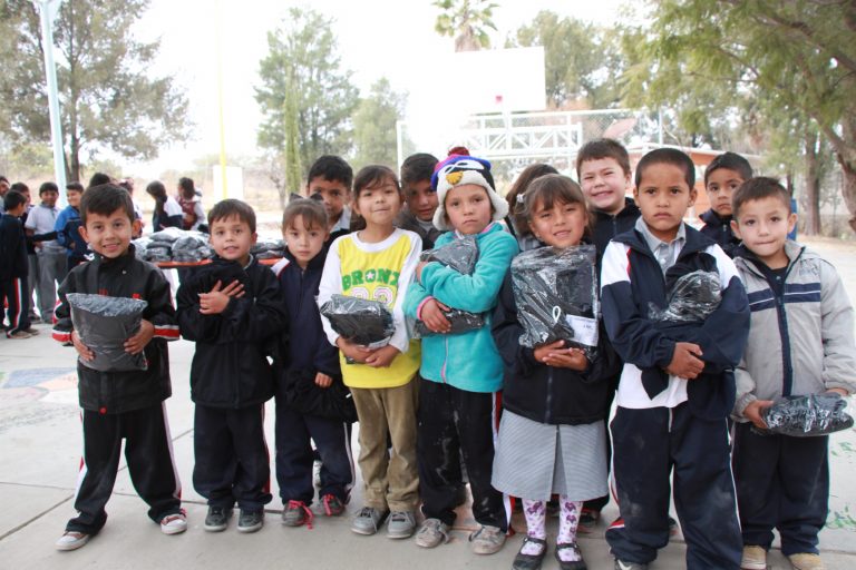 Entregan 10 mil uniformes deportivos en comunidades