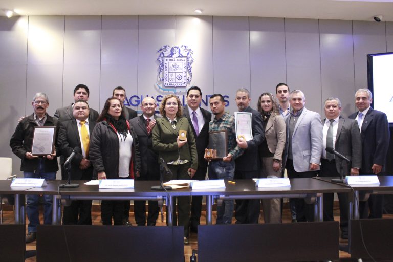 Gobierno del Estado entrega reconocimientos a migrantes destacados