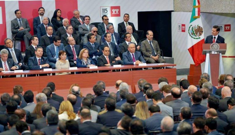 Asiste el gobernador a la sesión de la Asamblea General del Infonavit