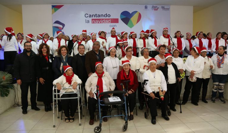 Clubes de la tercera edad realizan recital de villancicos navideños