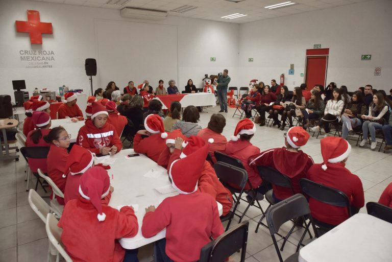 Ofrecen festejo navideño a voluntarios de la Cruz Roja