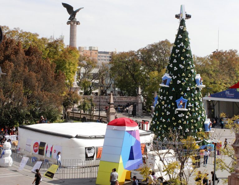 Se invita a jóvenes a participar en salto en caída libre sobre un colchón inflable