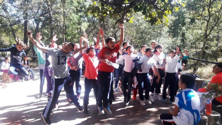 Visitan alumnos Los Alamitos, en la Sierra Fría