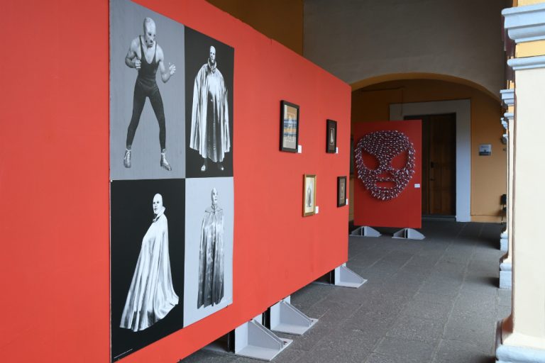 Dedican muestra a El enmascarado de plata