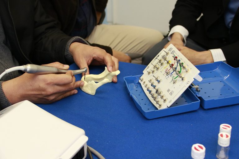 Universidad Autónoma de Aguascalientes adquiere equipo especializado para estudiantes de Estomatología