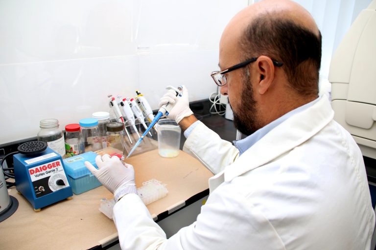 En la UAA se analizan variantes genéticas de bacteria asociada a enfermedades gástricas