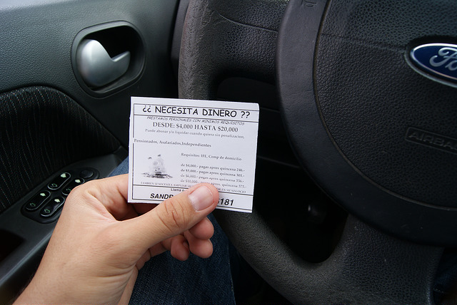 Prestamistas aprovechan la necesidad de la gente para robarles