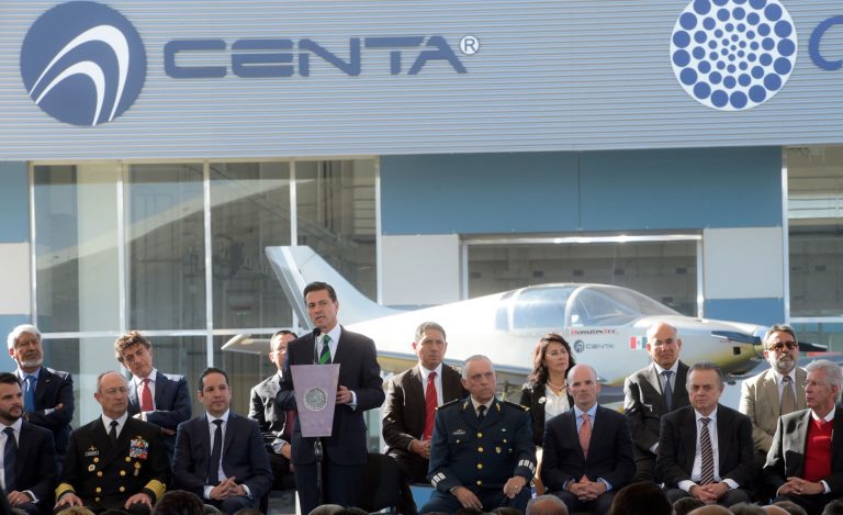 Construye Centa modelo de avión mexicano