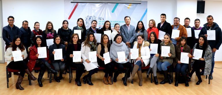 Entregan becas a docentes para estudios de especialización