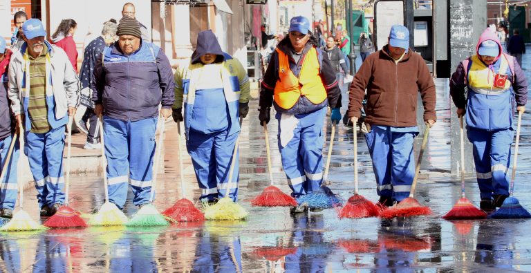 Inicia limpieza de la Plaza de la Patria