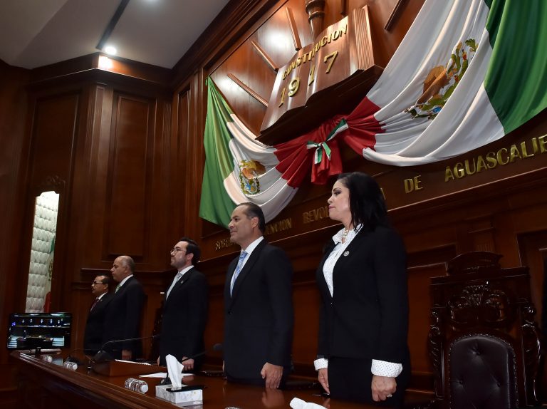 Asiste gobernador a la clausura de periodo ordinario de sesiones de la Legislatura