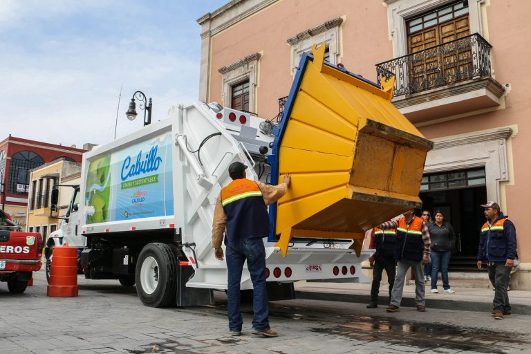 Entregan en Calvillo 2 camiones compactadores, 10 contenedores y 104 uniformes
