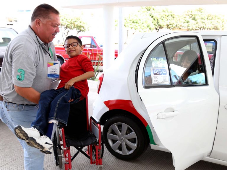 Continúa el programa Taxistas Juntos por la Discapacidad en Aguascalientes